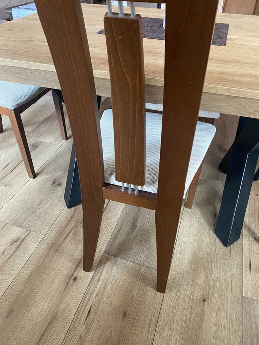 Четери броя трапезни столове