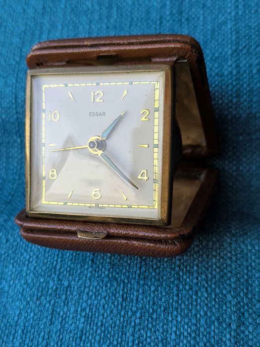 ceas vechi mecanic masa birou antichitati vintage arta colectie antik