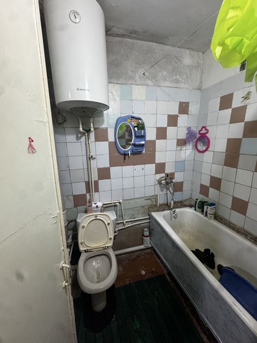 2 ком 2 этаж середина не по далеку от дороги!