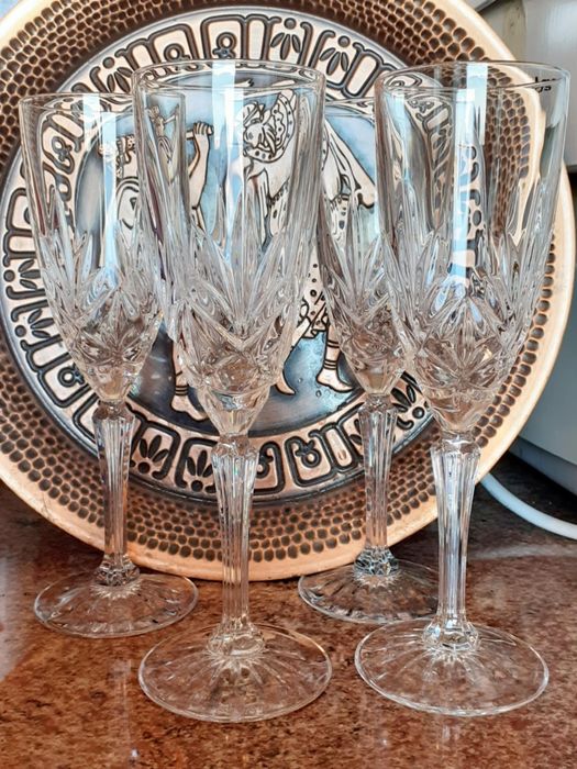 Два комплекта кристални чаши за вино и кристален пепелник