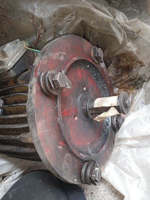 Motor electric trifazat comunist