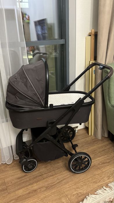 Коляска с люлькой