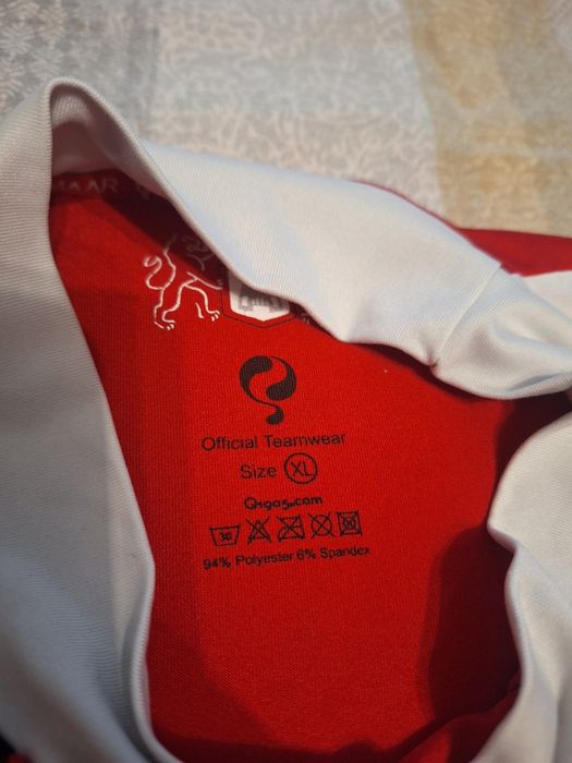 Футболни шалове и тениска