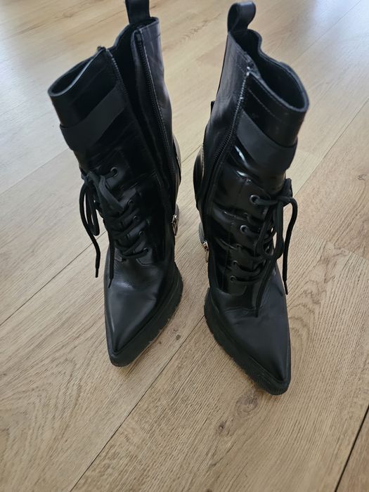 Черни     ботуши