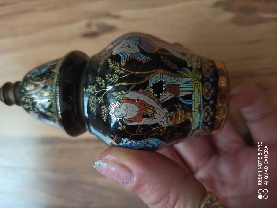 Порцеланово шишенце за парфюм