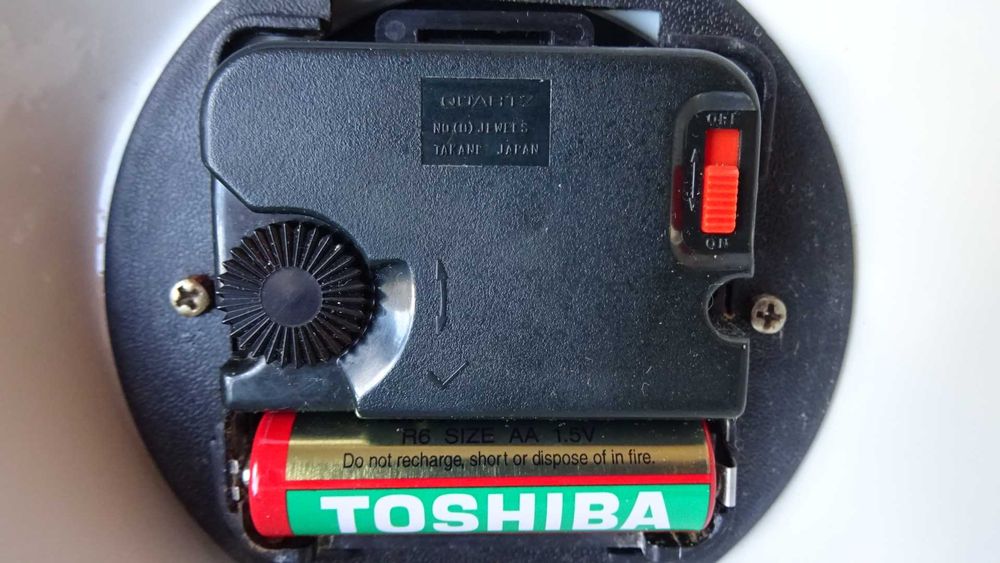 Порцеланов настолен часовник  с херувими и гълъби.