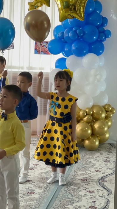 Желтое платье в горошек