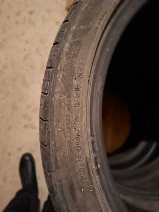 Продам автошины 235/40 R19