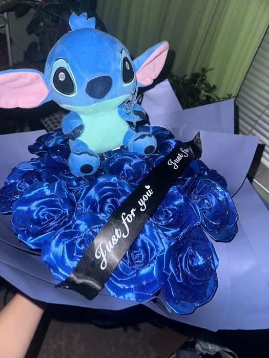 Букет от 21 вечни сатенени рози с брокат и играчка Стич