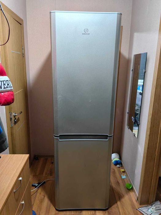 Холодильник INDESIT в отличном состояние