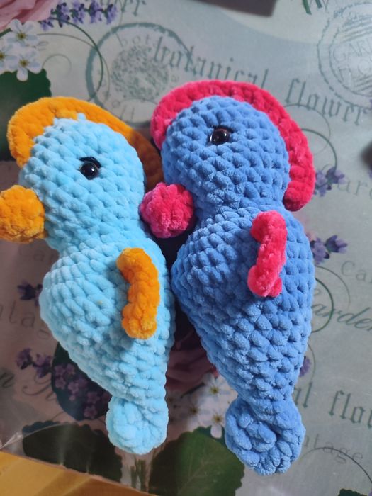 Плюшени играчки за малко дете.Плетени играчки