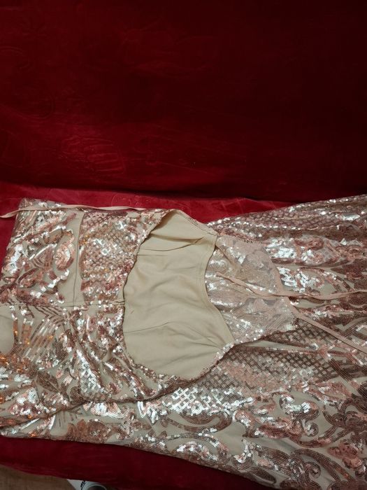Rochie de eveniment, stil sirena, potrivita unui xs-s (pe mine nu ma cuprinde la spate)