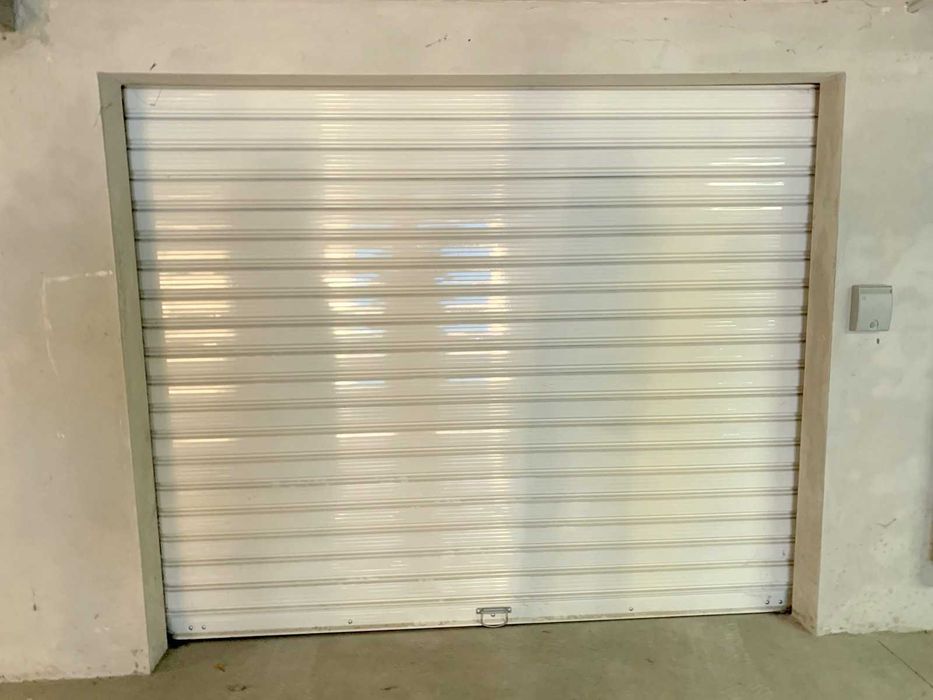 Топ локация - Голям гараж - Топ цена - Ролетна врата с дистанционно управление -