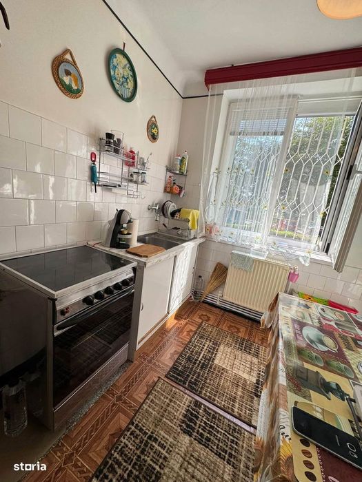 De vanzare apartament cu 3 camere, decomandat, mobilat, 69900euro