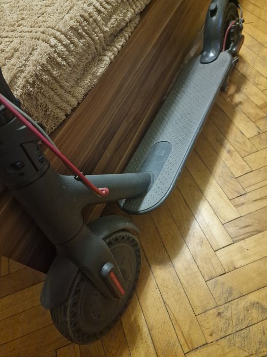 Xiaomi Mi M365 тротинетка с малък проблем.