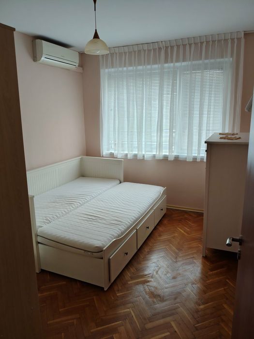 Часто лице дава под наем 4 стаен апартамент