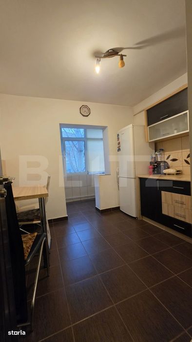 Apartament 3 camere, Decomandat, zona Soarelui