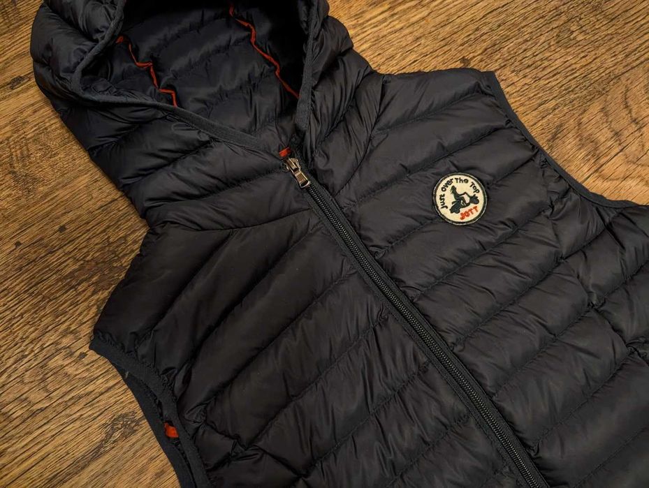 Ултралек Дамски пухен елек с качулка JOTT