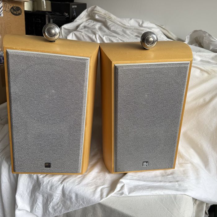 Boxe KEF model Xq1