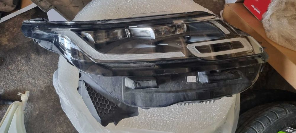 Far dreapta Range Rover Velar cod J8A2-13W029-EG dupa masina de europa
