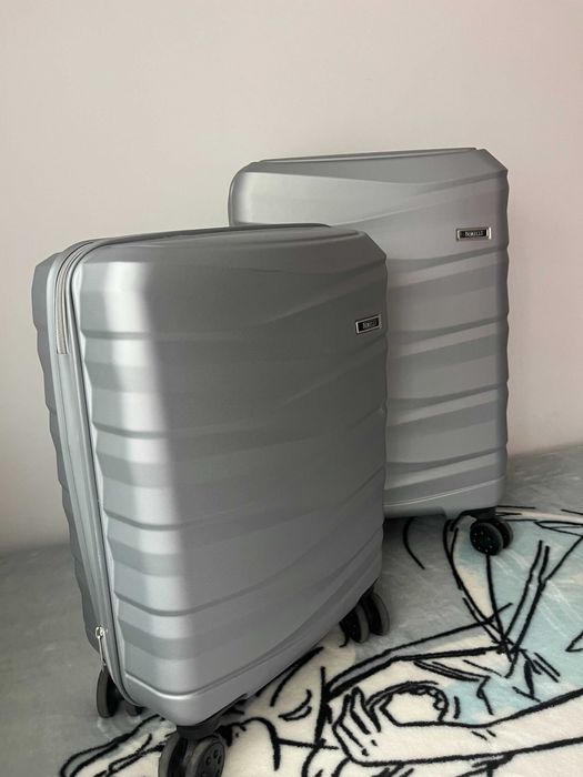 Продавам два чисто нови куфара - среден и малък размер