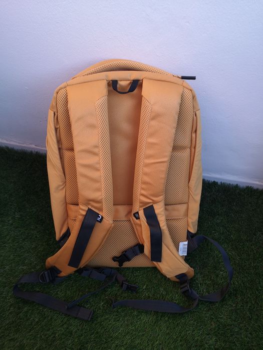 Rucsac Decathlon pt drumeție, 16L, cu buzunare, galben, aproape nou