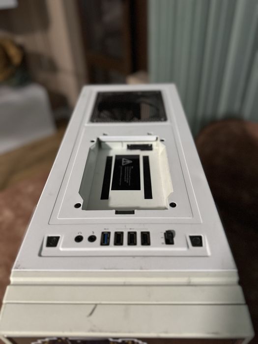 Продавам компютърна кутия NZXT H2 White в добро състояние