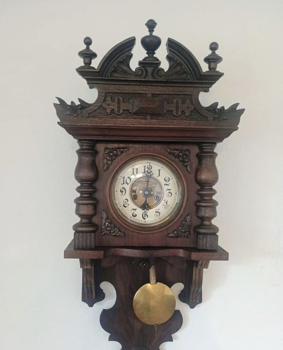 Старинные часы Густав Бэкер.