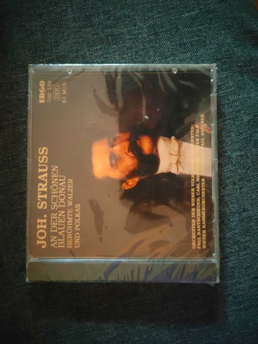 Продавам видеокасети и CD с музика