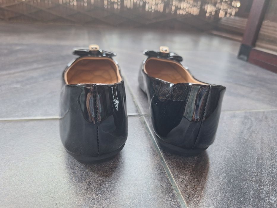 Черни лачени пантофки с панделка