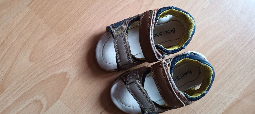 Sandale piele nr 21 si nr 25