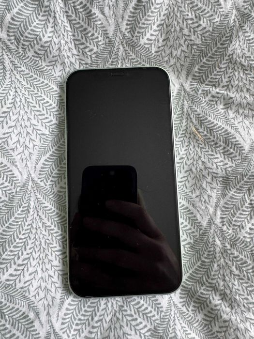 Iphone 12 - зелен + кейс (много запазен)