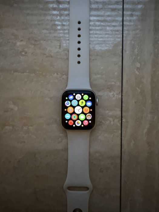 Apple watch SE в отлично състояние