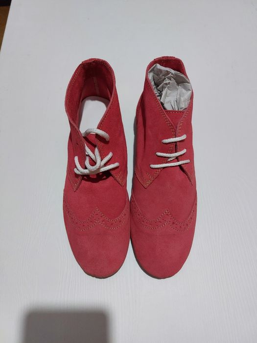 Ghete de dama din piele întoarsă.