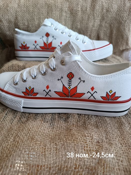 Рисуване на кецове с шевици и други