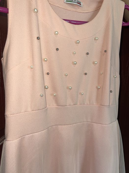 Елегантна рокля в нежно розово – перли и ефирен тюл