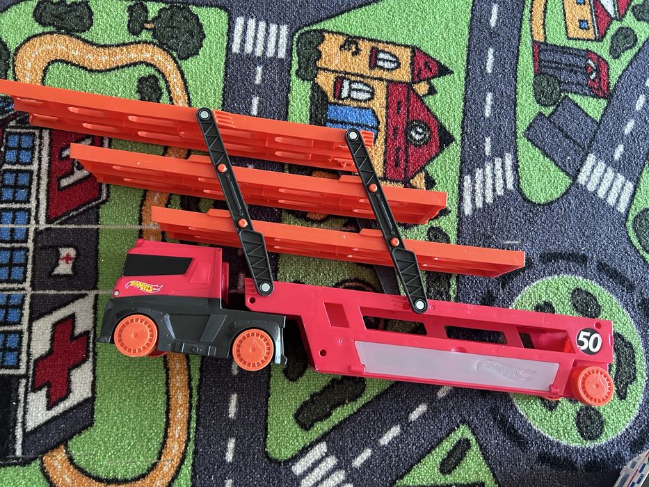 Hot wheels писта, гараж