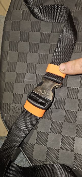 Borseta Louis Vuitton nouă originală se livrează prin curier ori unde