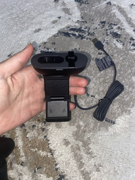 Продам вебкамеру logitech brio 100