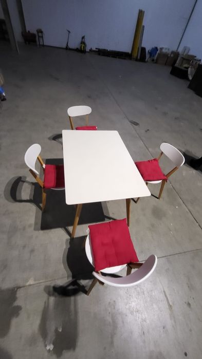 Masa dining cu patru scaune