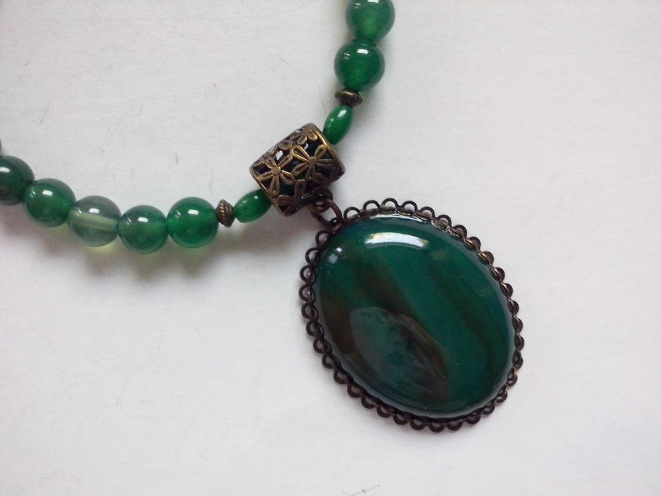colier cu pandantiv mare din agate verzi