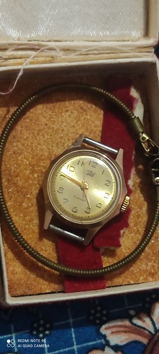 Золотые часы ЗАРЯ 17 камней