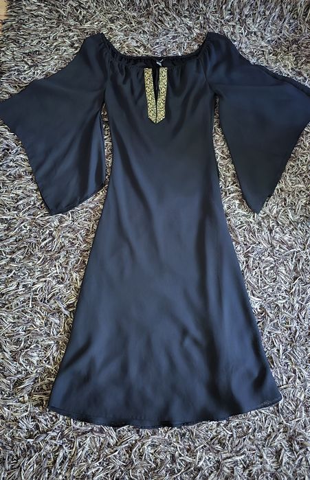 Rochie neagra cu maneci evazate