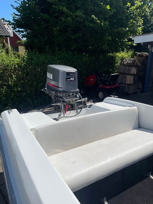 Barca cu motor si peridoc