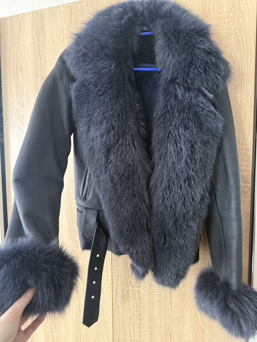 Тъмно синьо яке от естествена кожа агнешка кожа и естествен косъм