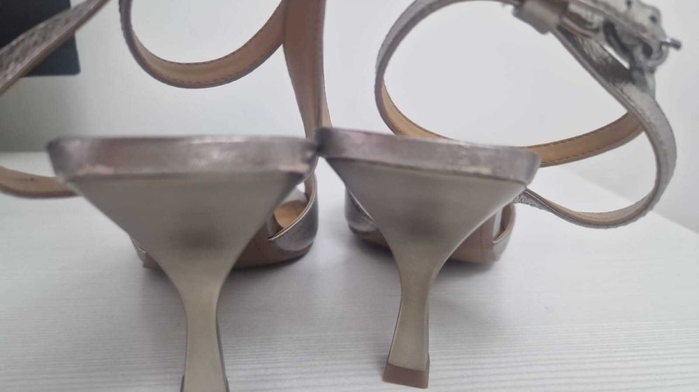 Сандали кожаные на каблуке