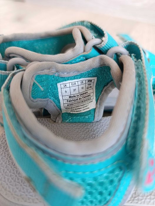 Здрави сандали за момиче.