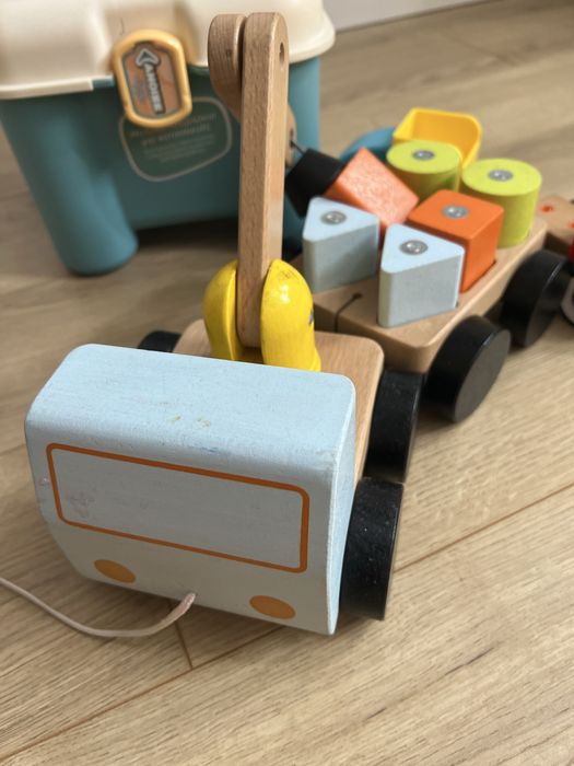 Продавам сет дървени играчки и допълнителен конструктор
