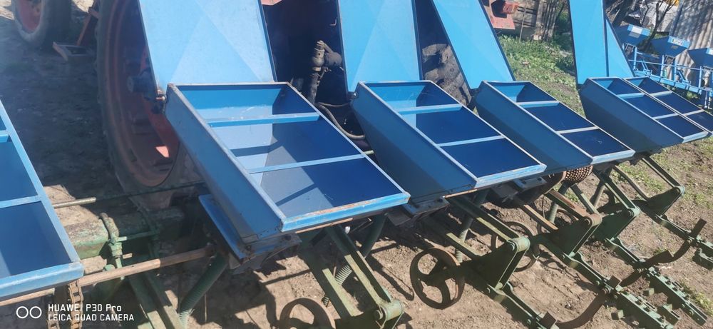 Vând cultivator /prasitoare 7 secții