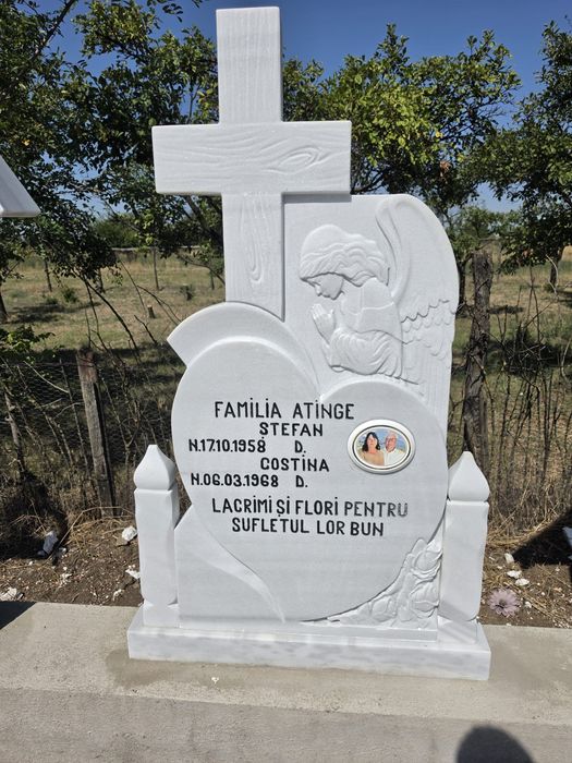 Monumente funerare